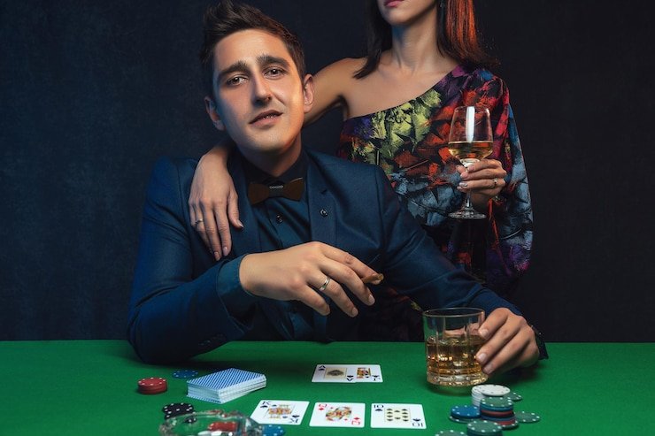 Tampilan antarmuka live casino buah77 di smartphone dengan dealer profesional sedang memimpin meja baccarat
